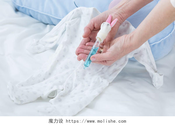 简约风在蓝色的床上一双手正在拿着一根试管胚胎